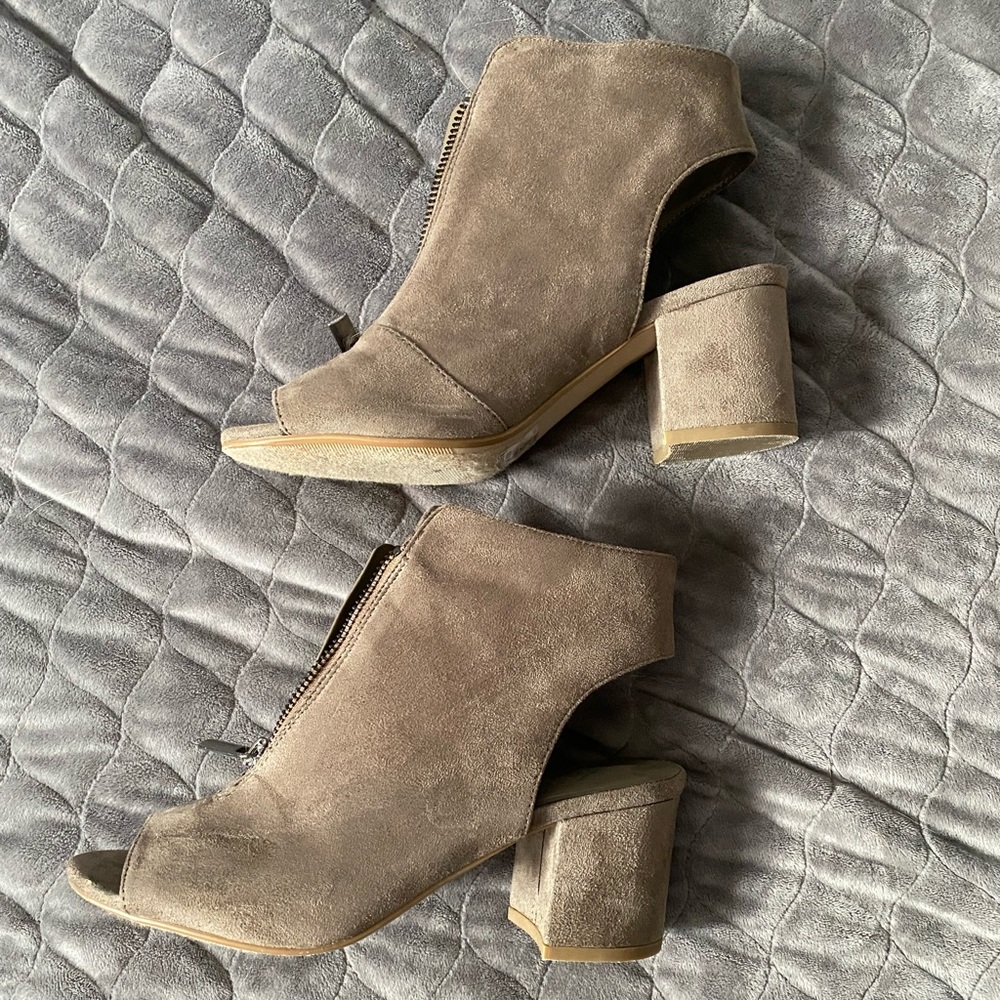 Great casual suede heel.